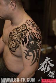 muška ruka pola totema 1 uzorak tetovaže