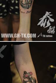 Busana lengan indah pasangan pola tato jangkar