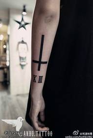 Ručni uzorak križa tetovaža