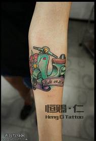 Modello di tatuaggio moto colore braccio femminile