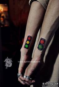 Alternatyvi mados poros tatuiruotė: rankos pora šviesoforo tatuiruotės modelio