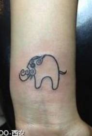 Dievča rameno totem slon tetovanie vzor
