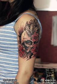 Patrón de tatuaxe de rosa de cráneo de brazo feminino