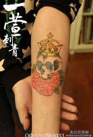 Braccio da ragazza, bellissimo disegno del tatuaggio teschio