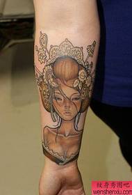 wzór tatuażu dziewczyna ramię