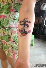 Girl girl alleen pragtige anker tatoeëring patroon