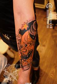 მკლავის ფერის ტრადიციული prajna tattoo– ის ნამუშევრები, რომლებიც გაუზიარეს ტატულის მაღაზიას