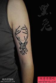 Tattoos antelope-ka gacanta waxaa wadaaga hoolka tattoo-ga