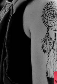 Travail de tatouage attrape-rêves femme bras