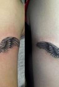 Braccio coppia amore ali tatuaggio modello