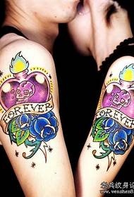Rankų pora mėgsta rožių tatuiruotę