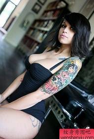 Τατουάζ δείχνουν γραμμή συνιστάται ένα σχήμα τατουάζ γυναίκα σχήμα χεριού