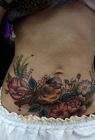 pokryté starými jizvami z tetování a tetování květů břicha