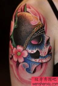 маска цвят на маска модел на татуировка на черешов цвят