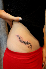 tatuaggio di piuma di bellezza sexy pancia bella bianco e nero
