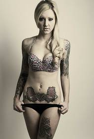 Il fascino sexy della ragazza del tatuaggio
