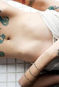 najbardziej seksowny tatuaż na brzuchu