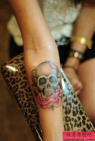 un modello del tatuaggio del braccio taro rose