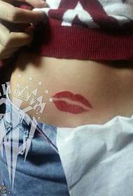 modello di tatuaggio bacio addome