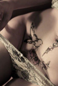 chica sexy vientre mariposa tatuaje