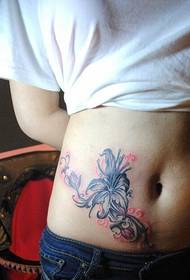 foto di addome tatuaggio fiore fresco