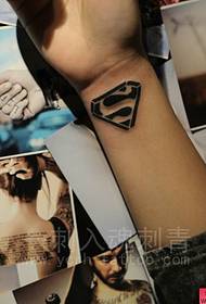 een arm superman logo tattoo patroon