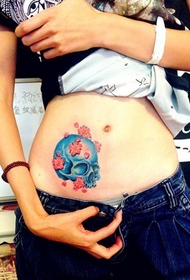 Ang babaye nga tattoo sa bagolbagol sa tiyan sa babaye