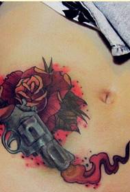 pistola bella bellezza moda pancia con foto tatuaggio rosa
