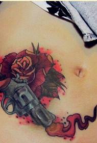 Schéinheet Bauch Moud gutt ausgesinn Pistoul mat rose Tattoo Bild