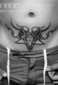 красивый властный узор татуировки головы антилопы