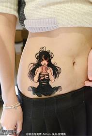 女性の腹の女の子のタトゥー画像