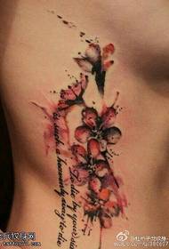 Rašalas su persikų žiedų tatuiruotės modeliu