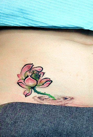 wasichana tumbo nzuri maarufu freehand lotus tattoo muundo
