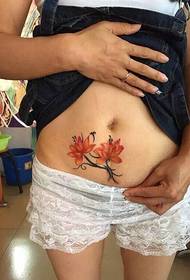 burtă de frumusețe sexy Tatuajul de flori este deosebit de frumos