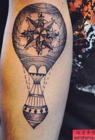 model de tatuaj cu balon cu hidrogen