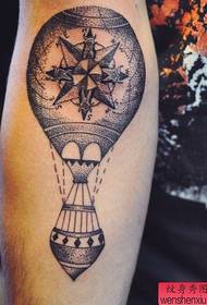 braccio tatuaggio idrogeno palloncino