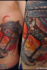 Motif de tatouage de lanterne d'opéra de serpent peint