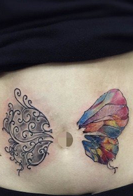coprendo il colore del motivo del tatuaggio a farfalla