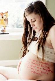 een uniek trendy zwanger buik Engels alfabet tattoo-patroon