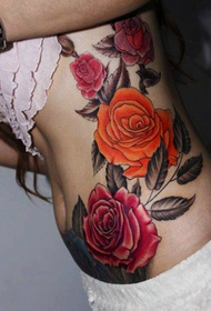 mooie taille en buik mooi roos tattoo patroon