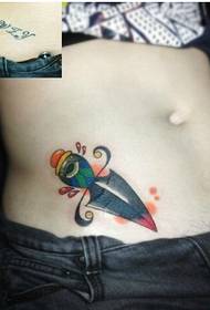immagine del modello del tatuaggio del pugnale di tendenza di tendenza di moda della pancia della ragazza