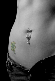 abdomen sexy tatuaggio di clover à quattru foglia
