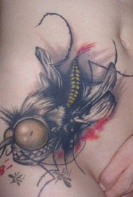 tatuaje de mosquito en forma de abdomen femenino