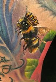 trebuh Pobarvan vzorec tetovaže čebeljih krošenj