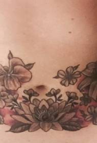 foto di tatuaggio addominale ragazza pancia nero grigio fiore tatuaggio