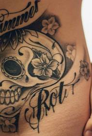 Latina littera feminam abdomen skull tattoo