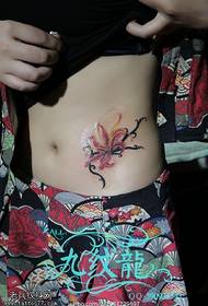 klasyczny wzór tatuażu malowanego kwiatu