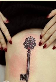 Asmenybės moteriškos pilvo mados geros išvaizdos raktų tatuiruotės modelio nuotrauka