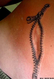 დამწვარი რეალისტური zipper tattoo
