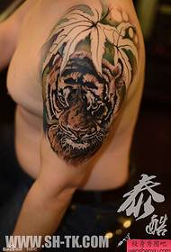 팔 정글 호랑이 문신 패턴
